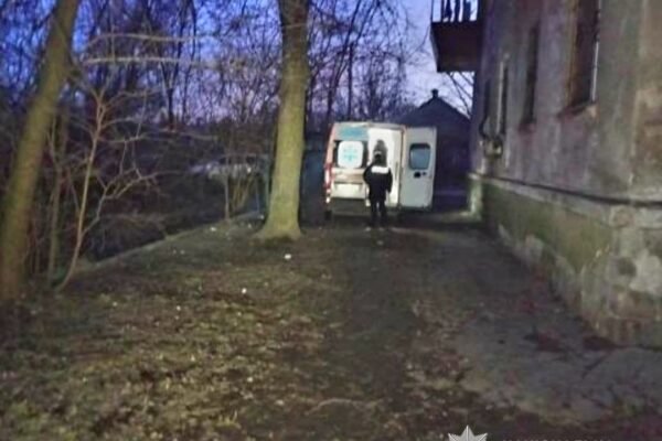 Зарядив ногою у голову: У Кам’янському юнак побив чоловіка