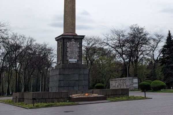 У Кам’янському чоловік влаштував танці біля «вічного вогню» (ВІДЕО)