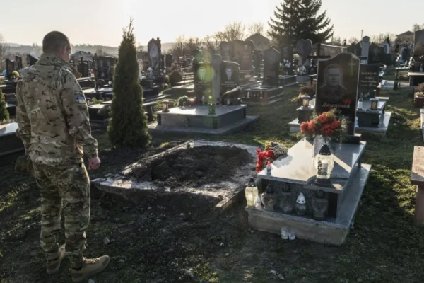 Військовий зі Львівщини, якого помилково визнали загиблим, прийшов на «свою» могилу