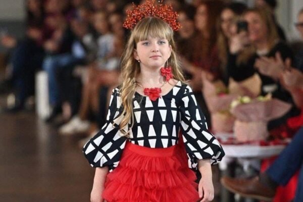 Восьмирічна дівчина з Дніпра вийшла на подіум під час Тижня моди у Парижі (ФОТО)