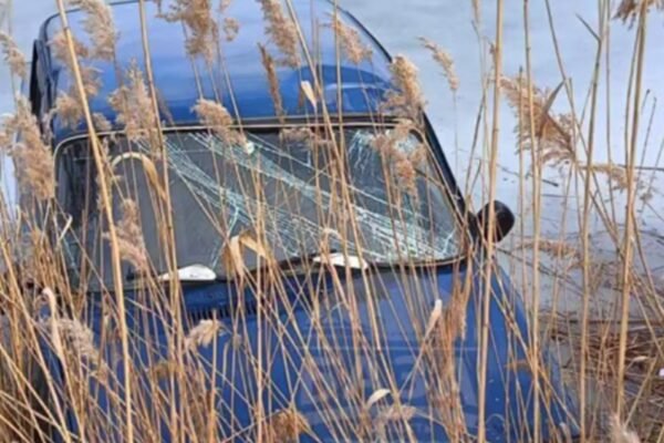 У Дніпрі на березі озера виявили покинуту автівку з розбитим лобовим склом (ФОТО)