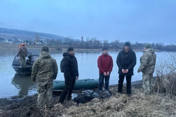 На березі Дністра виявили трьох ухилянтів з гумовим човном напоготові