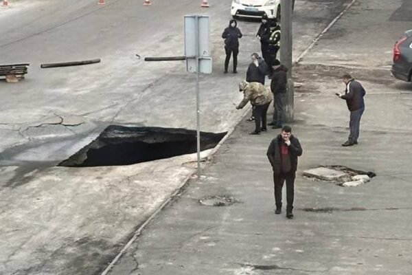 У Дніпрі в районі Старомостової площі виникло провалля в асфальті (ФОТО)