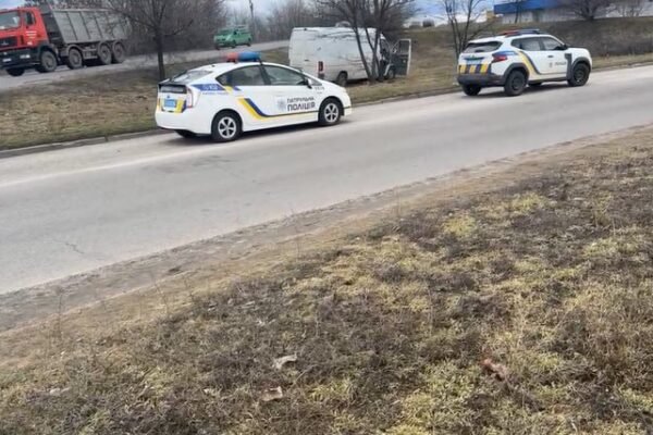 У Дніпрі на узбіччі знайшли мікроавтобус з тілом чоловіка всередині