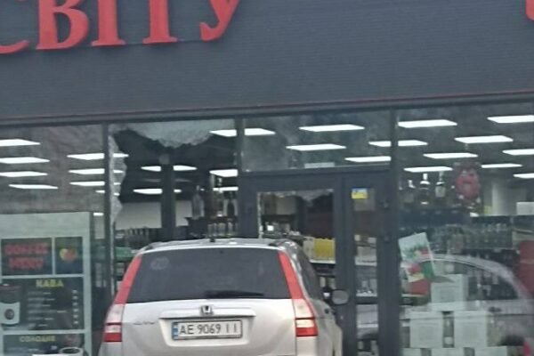 У Дніпрі легковик влетів у магазин і зачепив жінку з дитиною (ВІДЕО)