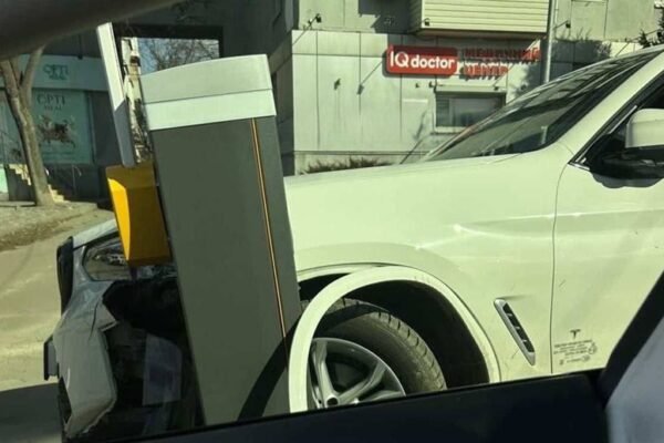 У Дніпрі водій авто з державним номером «ХАЛЕПА» вскочив у халепу на виїзді з парковки (ВІДЕО)