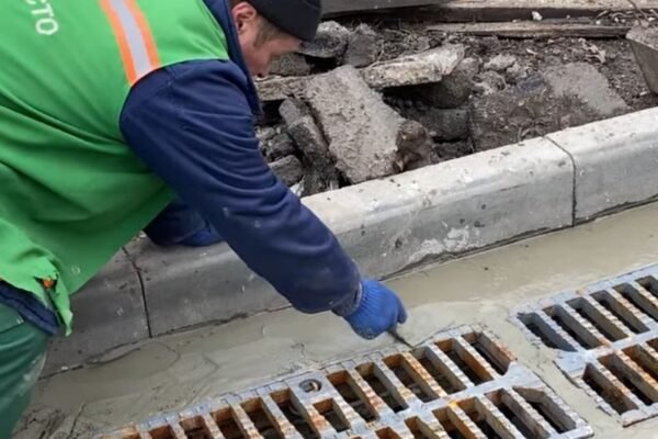 У Павлограді після підтоплення вулиць комунальники взялися за дощоприймачі (ВІДЕО)