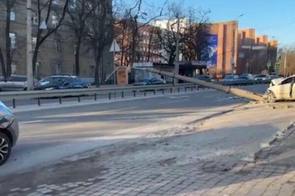 Міськрада Дніпра виплатить компенсацію жителю міста, на чию автівку впав стовп