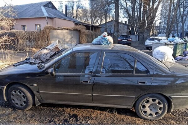 У Дніпрі автомобіль посеред вулиці “прикрасили” сміттям (ФОТО)