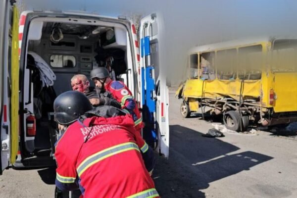 Росіяни вдарили по маршрутці у Херсоні: Поранено 8 людей