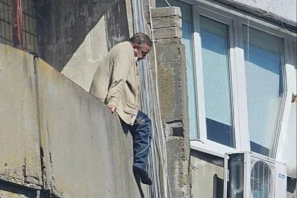 У Дніпрі чоловік намагався стрибнути з балкона на 14 поверсі