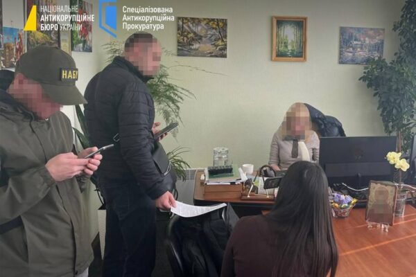 На Сумщині отримала підозру посадовиця ДПС, яка вимагала хабарі з прифронтового підприємства, – НАБУ