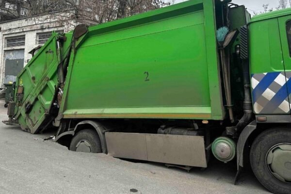 У Дніпрі під сміттєвозом провалився асфальт (ВІДЕО)