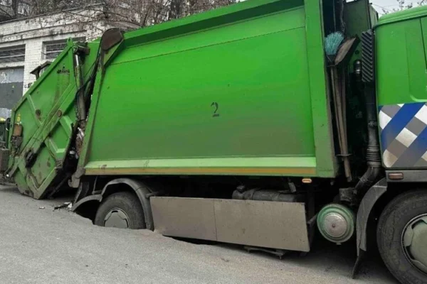 У Дніпрі місце, де провалився під асфальт сміттєвоз, перетворилося на величезну яму (ВІДЕО)