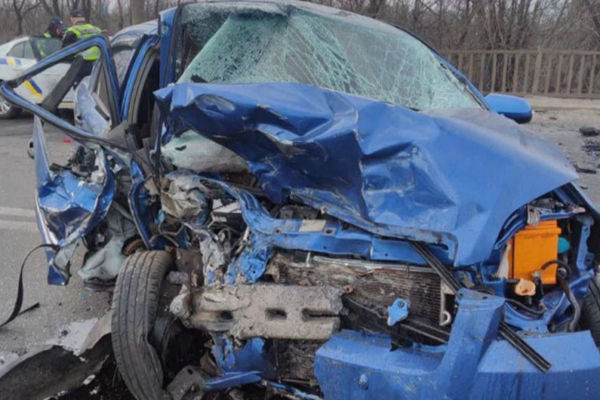 На трасі з Кривого Рогу до Нікополя сталася автотроща: Водіїв забрала швидка (ВІДЕО)