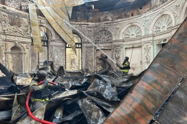 Російський удар по Херсону: Рятувальники ліквідували пожежу в одноповерхового будинку (ФОТО, ВІДЕО)