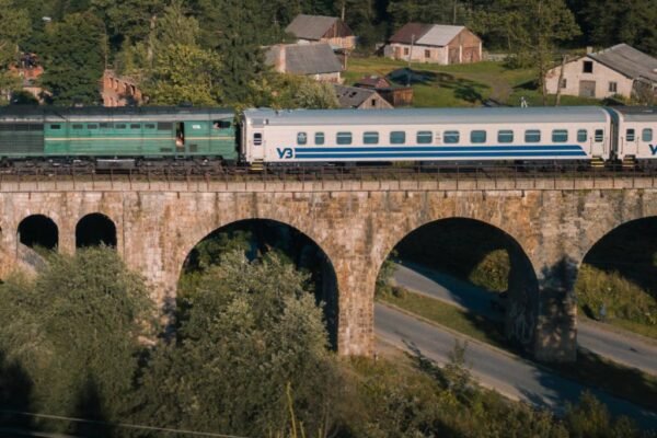 Укрзалізниця призначає 4 додаткові поїзди та продовжує один з рейсів далекого сполучення