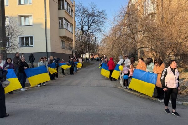 У Бучі зустріли звільненого з полону Володимира Майора: Десятки людей вишикувалися у «живий коридор»