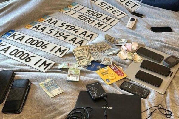 У Києві судитимуть працівника МВС за продаж номерів авто з красивими комбінаціями цифр
