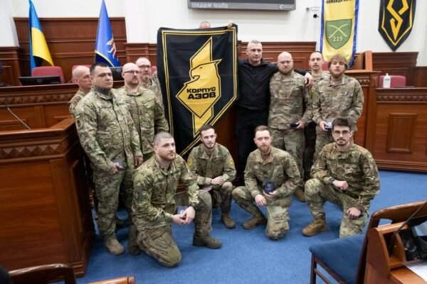 Кличко нагородив військовослужбовців 1-го корпусу «Азов» (ФОТО)