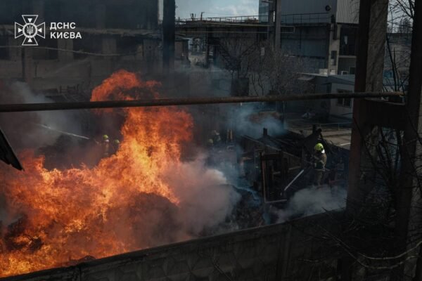 Рятувальники ліквідували сильну пожежу на території підприємства у Києві