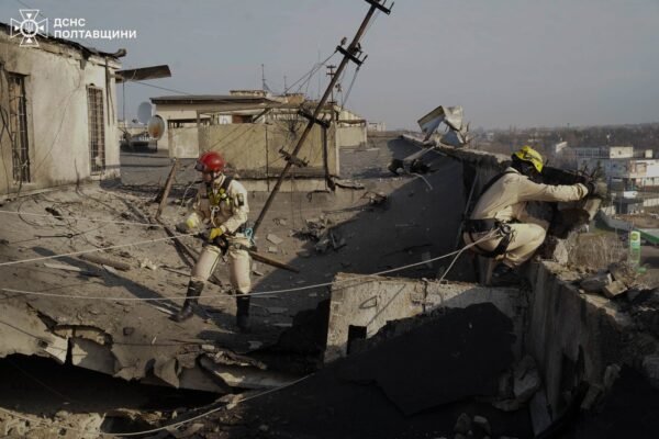 Російський обстріл Полтави: Рятувальники демонтували частини перекриття на верхньому поверсі будинку, – ДСНС (ФОТО,ВІДЕО)