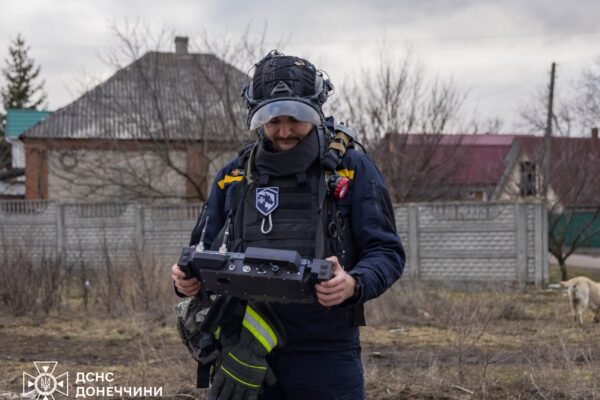 Вогнеборці ліквідували пожежу внаслідок прильоту в Слов’янську за допомогою наземного дрона (ФОТО)