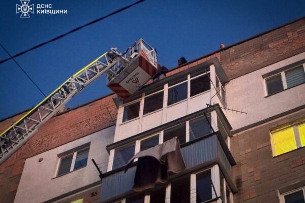 У Фастові на Київщині група підлітків вилізла на дах 9-поверхівки. Знімали їх рятувальники