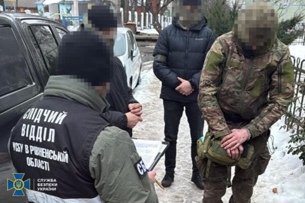 В центрі Рівного СБУ затримала агента РФ в формі ЗСУ, що планував теракт