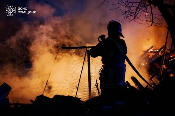 Внаслідок обстрілу Сум виникли масштабні пожежі (ФОТО)