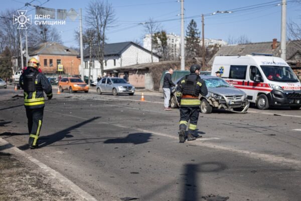 У Сумах російський безпілотник влучив у дорогу. Щонайменше 4 травмованих