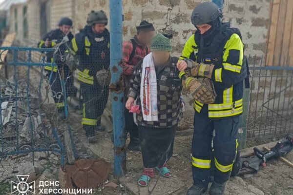 На Херсонщині рятувальники витягли людей із руїн обстріляного будинку