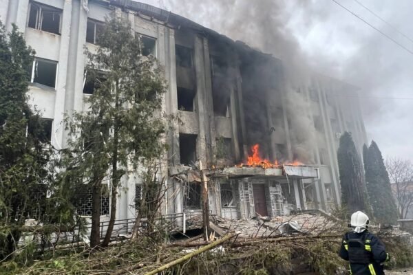 Ворог вдарив дронами по Сумах. Поранено підлітка