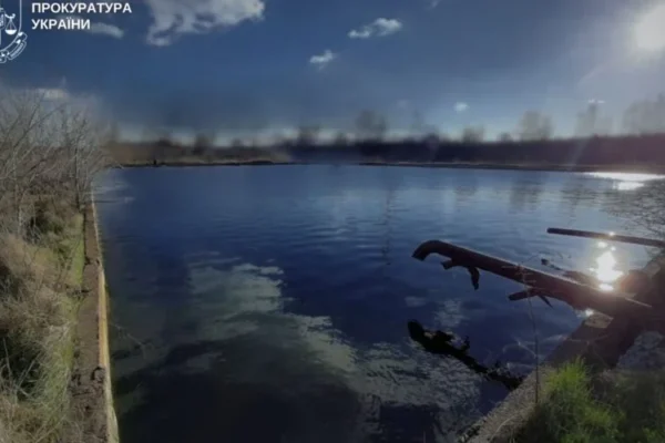 У Кривому Розі в річці Саксагань помітили дивні плями (ВІДЕО)