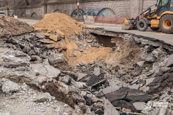 У мерії Дніпра пояснили причину провалля в районі Старомостової площі