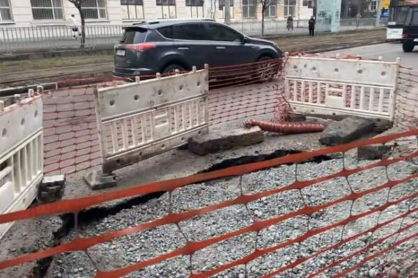 Жодного дня без провалля: У Дніпрі на проспекті Науки утворилася величезна яма (ФОТО)