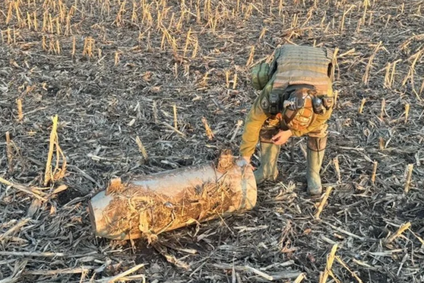 На Кіровоградщині у полі виявили залишки російської ракети вагою понад 800 кг (ФОТО)