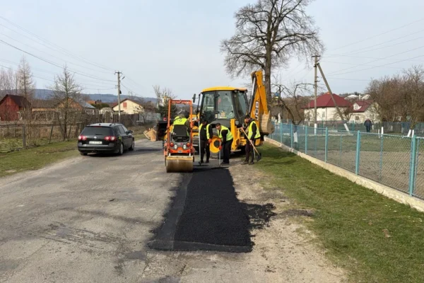 На Львівщині ремонтують дороги: Від початку року оновили понад 110 000 м² дорожнього покриття
