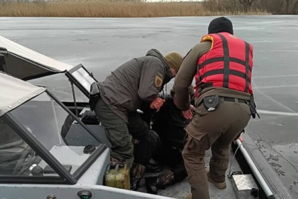 Під Дніпром врятували рибалку, який провалився під кригу (ФОТО)