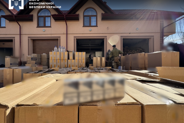 На Буковині БЕБ викрило “родинний бізнес” на контрафактних цигарках: Вилучено “товару” на 30 млн грн