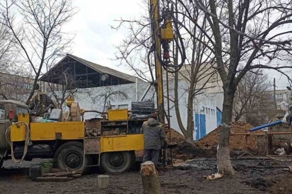 У місті на Дніпропетровщині, яке постійно під обстрілами, бурять свердловини через проблеми з водою (ФОТО)