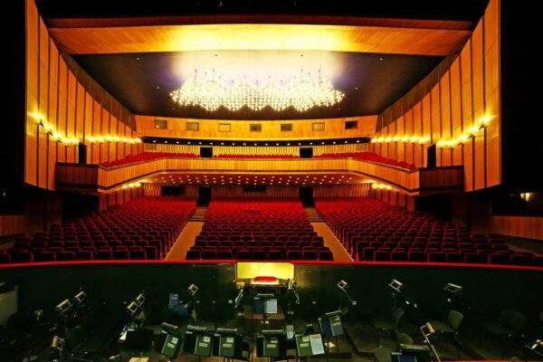 Президент надав Дніпровському оперному театру статус національного