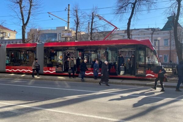 Не минуло й місяця: У Дніпрі зійшов з рейок новий низькопідлоговий трамвай (ВІДЕО)