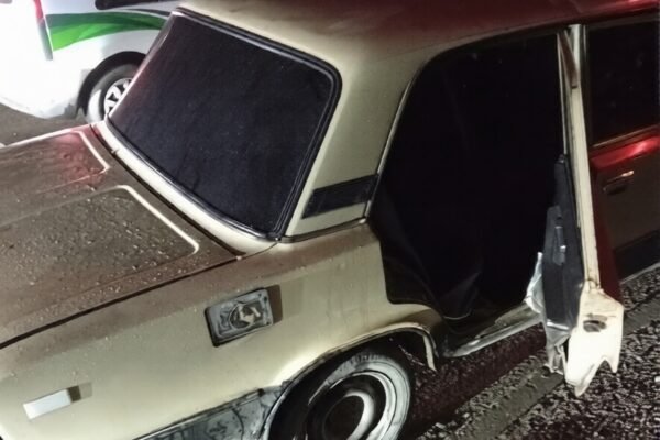 У Дніпрі підлітки на «Жигулях» протаранили авто і втекли, залишивши свій легковик на дорозі (ВІДЕО)