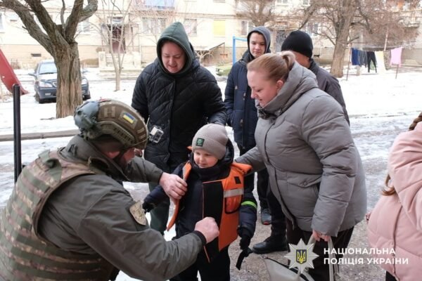 Правоохоронці вивезли з Миколаївки на Донеччині трьох жінок з дітьми
