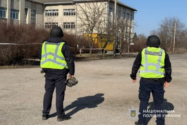 На території ліцею на Тернопільщині знайшли макет бойової гранати Ф-1: Учнів та викладачів евакуювали