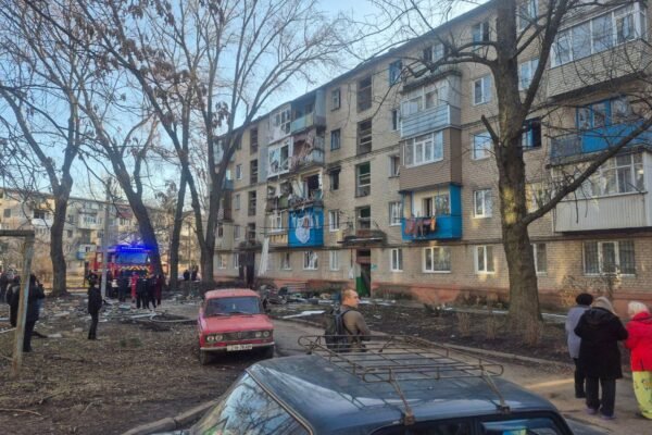 Розтрощені балкони і вибиті вікна: У місті на Дніпропетровщині в п’ятиповерхівці пролунав вибух (ФОТО)