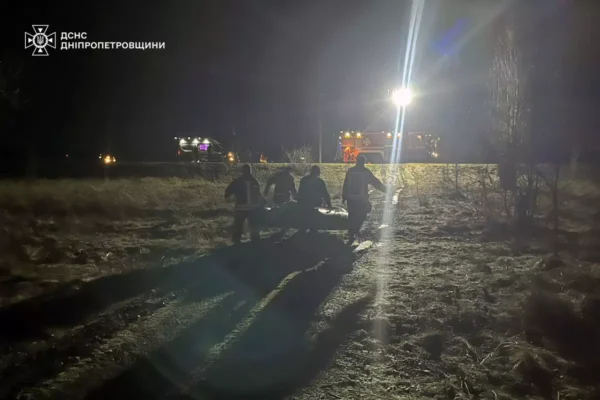 На Дніпропетровщині двох підлітків знімали з криги в кілометрі від берега