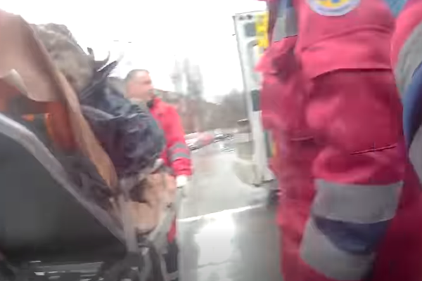 Патрульні в Черкасах врятували чоловіка, який знепритомнів на пішохідному переході через напад епілепсії