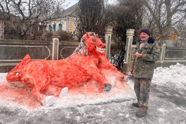 На Черкащині чоловік зліпив зі снігу гігантського червоного коня у повний зріст (ФОТО)